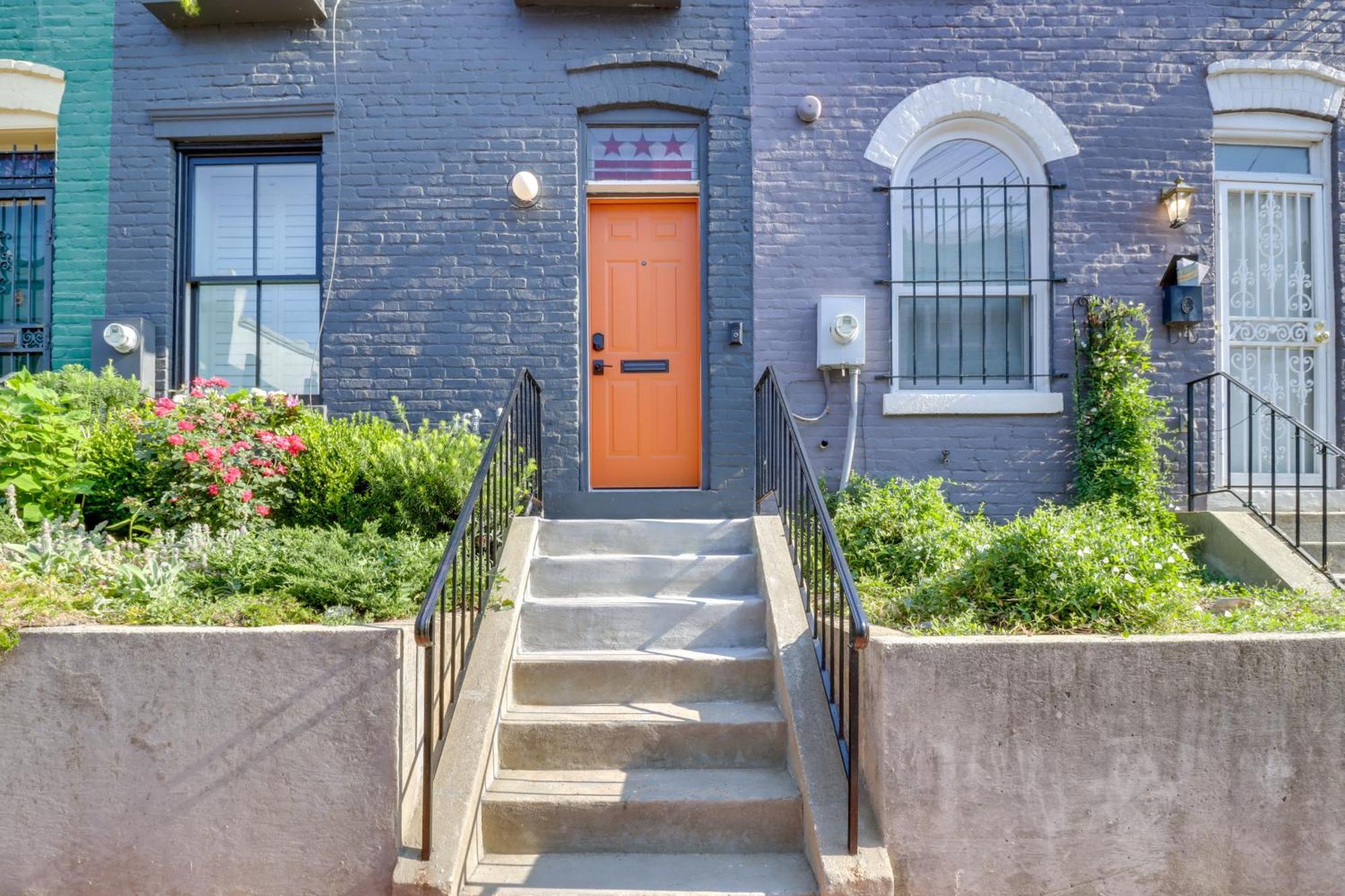 Stunning Dc Townhome With Private Outdoor Space!
